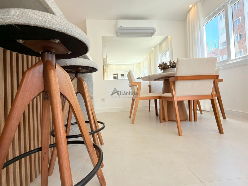 Apartamento mobiliado e decorado na Zona Nova, com 2 suítes, lavabo, amplo living integrado, box e infraestrutura com piscina, salão de festas e área kids, a poucos passos do mar.: 16ª foto da galeria de imagens do imóvel