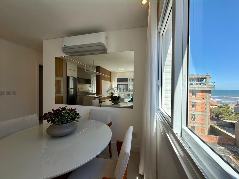 Apartamento mobiliado e decorado na Zona Nova, com 2 suítes, lavabo, amplo living integrado, box e infraestrutura com piscina, salão de festas e área kids, a poucos passos do mar.: 10ª foto da galeria de imagens do imóvel
