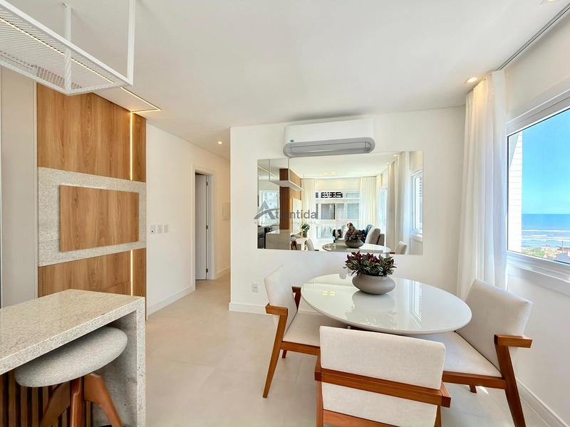Apartamento mobiliado e decorado na Zona Nova, com 2 suítes, lavabo, amplo living integrado, box e infraestrutura com piscina, salão de festas e área kids, a poucos passos do mar.: 5ª foto da galeria de imagens do imóvel
