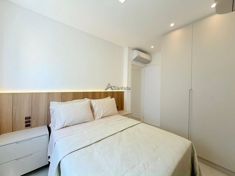 Apartamento mobiliado e decorado na Zona Nova, com 2 suítes, lavabo, amplo living integrado, box e infraestrutura com piscina, salão de festas e área kids, a poucos passos do mar.: 23ª foto da galeria de imagens do imóvel