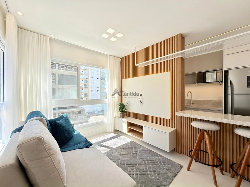 Apartamento mobiliado e decorado na Zona Nova, com 2 suítes, lavabo, amplo living integrado, box e infraestrutura com piscina, salão de festas e área kids, a poucos passos do mar.: 26ª foto da galeria de imagens do imóvel