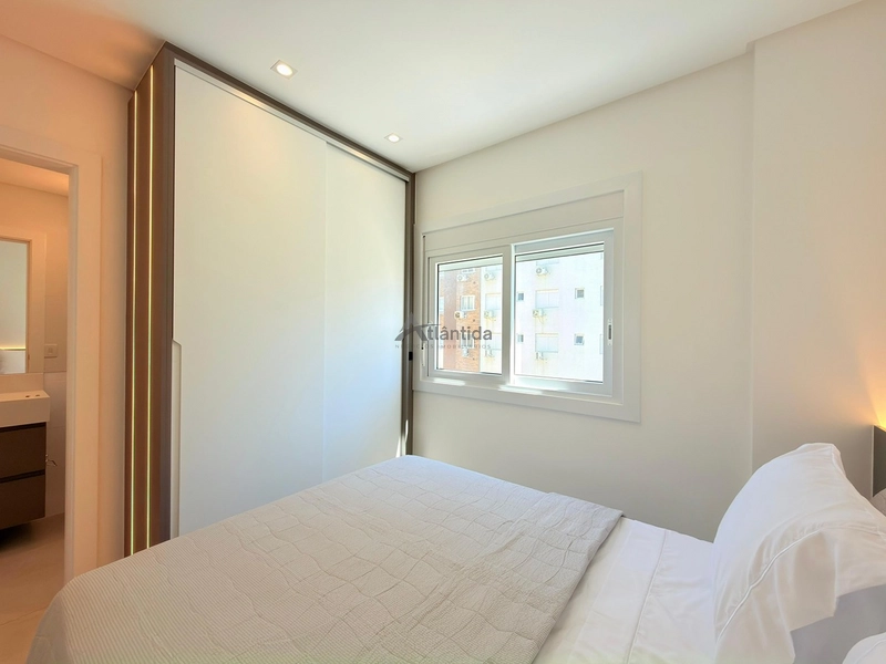 Apartamento mobiliado e decorado na Zona Nova, com 2 suítes, lavabo, amplo living integrado, box e infraestrutura com piscina, salão de festas e área kids, a poucos passos do mar.: 20ª foto da galeria de imagens do imóvel