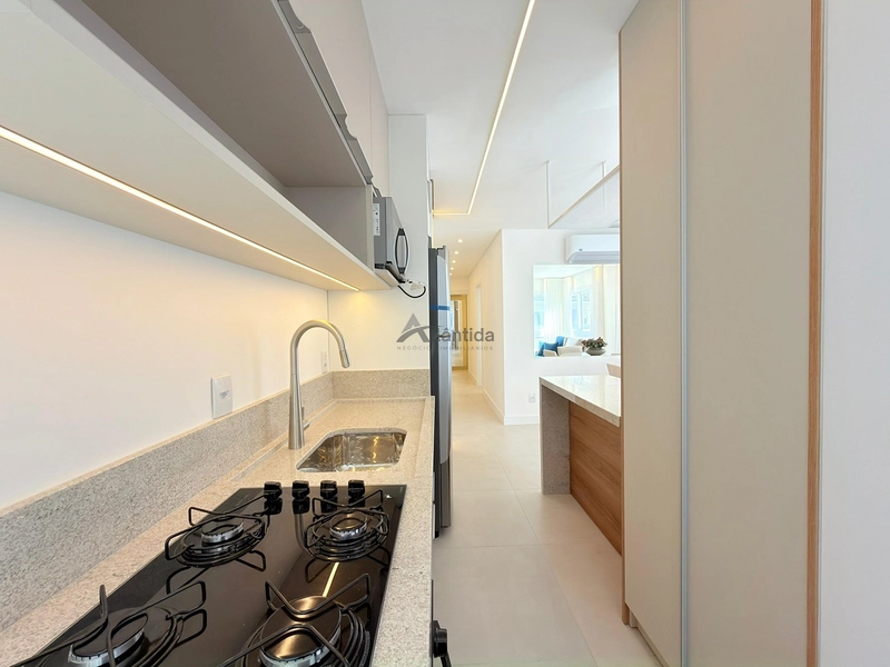 Apartamento mobiliado e decorado na Zona Nova, com 2 suítes, lavabo, amplo living integrado, box e infraestrutura com piscina, salão de festas e área kids, a poucos passos do mar.: 9ª foto da galeria de imagens do imóvel