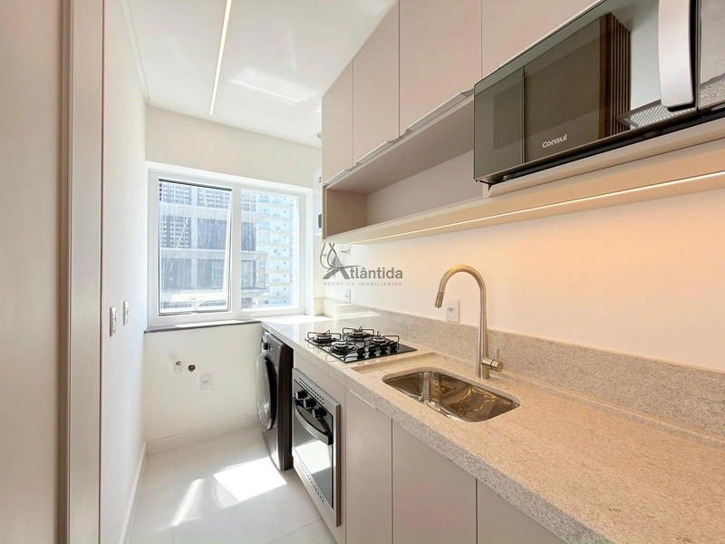 Apartamento mobiliado e decorado na Zona Nova, com 2 suítes, lavabo, amplo living integrado, box e infraestrutura com piscina, salão de festas e área kids, a poucos passos do mar.: 7ª foto da galeria de imagens do imóvel