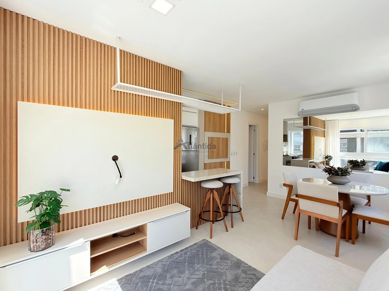 Apartamento mobiliado e decorado na Zona Nova, com 2 suítes, lavabo, amplo living integrado, box e infraestrutura com piscina, salão de festas e área kids, a poucos passos do mar.: 15ª foto da galeria de imagens do imóvel