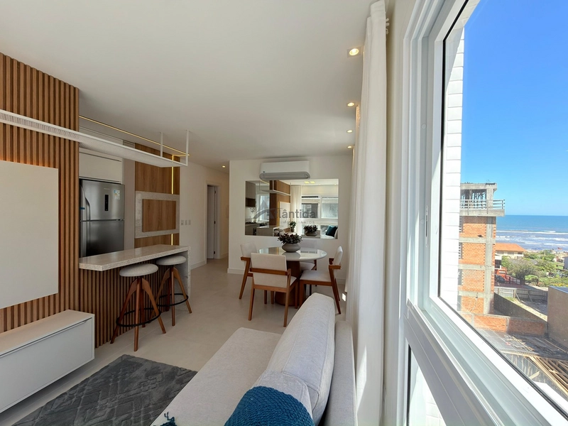 Apartamento mobiliado e decorado na Zona Nova, com 2 suítes, lavabo, amplo living integrado, box e infraestrutura com piscina, salão de festas e área kids, a poucos passos do mar.: 13ª foto da galeria de imagens do imóvel