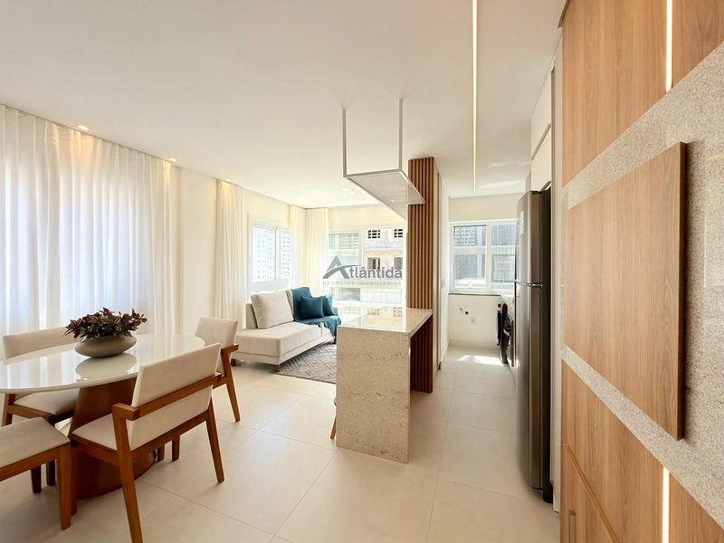 Apartamento mobiliado e decorado na Zona Nova, com 2 suítes, lavabo, amplo living integrado, box e infraestrutura com piscina, salão de festas e área kids, a poucos passos do mar.: 2ª foto da galeria de imagens do imóvel