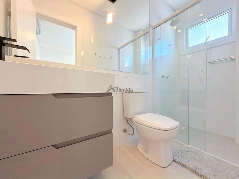 Apartamento mobiliado e decorado na Zona Nova, com 2 suítes, lavabo, amplo living integrado, box e infraestrutura com piscina, salão de festas e área kids, a poucos passos do mar.: 21ª foto da galeria de imagens do imóvel