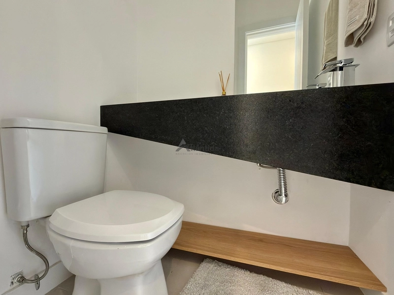 Apartamento mobiliado e decorado na Zona Nova, com 2 suítes, lavabo, amplo living integrado, box e infraestrutura com piscina, salão de festas e área kids, a poucos passos do mar.: 17ª foto da galeria de imagens do imóvel