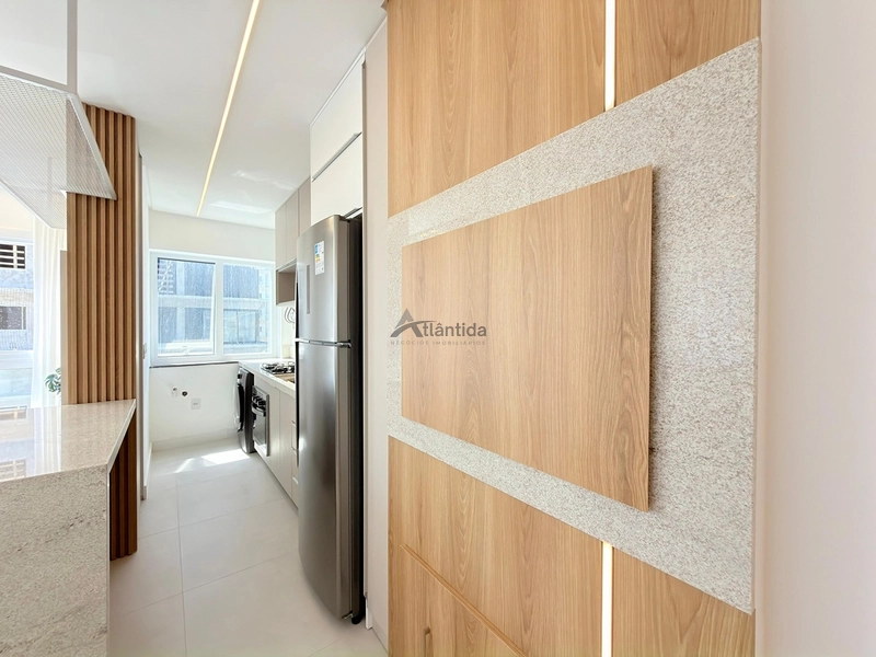 Apartamento mobiliado e decorado na Zona Nova, com 2 suítes, lavabo, amplo living integrado, box e infraestrutura com piscina, salão de festas e área kids, a poucos passos do mar.: 3ª foto da galeria de imagens do imóvel