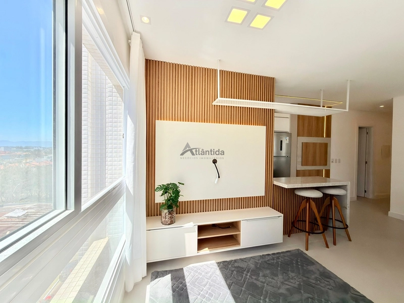 Apartamento mobiliado e decorado na Zona Nova, com 2 suítes, lavabo, amplo living integrado, box e infraestrutura com piscina, salão de festas e área kids, a poucos passos do mar.: 14ª foto da galeria de imagens do imóvel