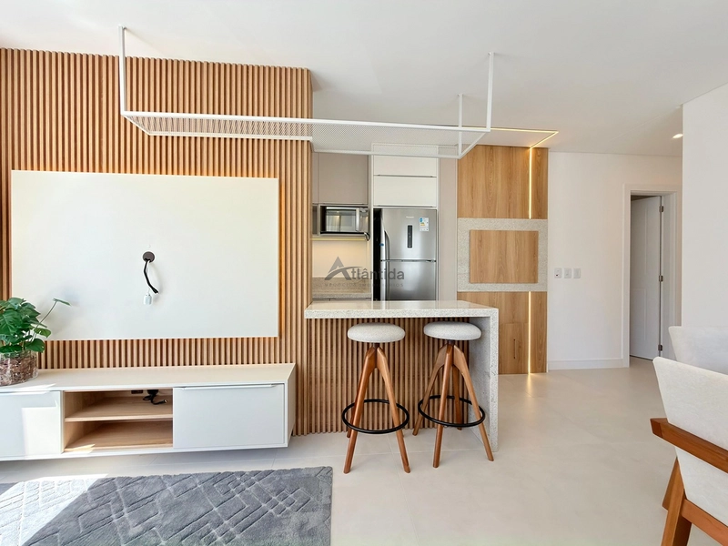 Apartamento mobiliado e decorado na Zona Nova, com 2 suítes, lavabo, amplo living integrado, box e infraestrutura com piscina, salão de festas e área kids, a poucos passos do mar.: 6ª foto da galeria de imagens do imóvel