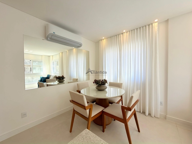 Apartamento mobiliado e decorado na Zona Nova, com 2 suítes, lavabo, amplo living integrado, box e infraestrutura com piscina, salão de festas e área kids, a poucos passos do mar.: 4ª foto da galeria de imagens do imóvel
