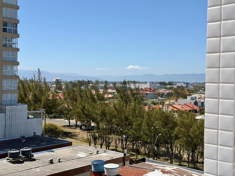 Apartamento mobiliado e decorado na Zona Nova, com 2 suítes, lavabo, amplo living integrado, box e infraestrutura com piscina, salão de festas e área kids, a poucos passos do mar.: 12ª foto da galeria de imagens do imóvel