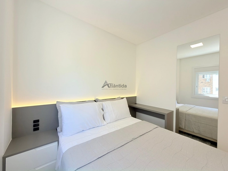 Apartamento mobiliado e decorado na Zona Nova, com 2 suítes, lavabo, amplo living integrado, box e infraestrutura com piscina, salão de festas e área kids, a poucos passos do mar.: 19ª foto da galeria de imagens do imóvel