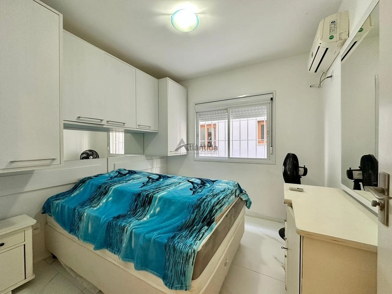 Apartamento mobiliado de frente para a Praça Flávio Boianovski, com 3 dormitórios, terraço amplo, churrasqueira, 110 m² privativos e excelente localização em Capão da Canoa.  CHAMADA CURTA: 17ª foto da galeria de imagens do imóvel