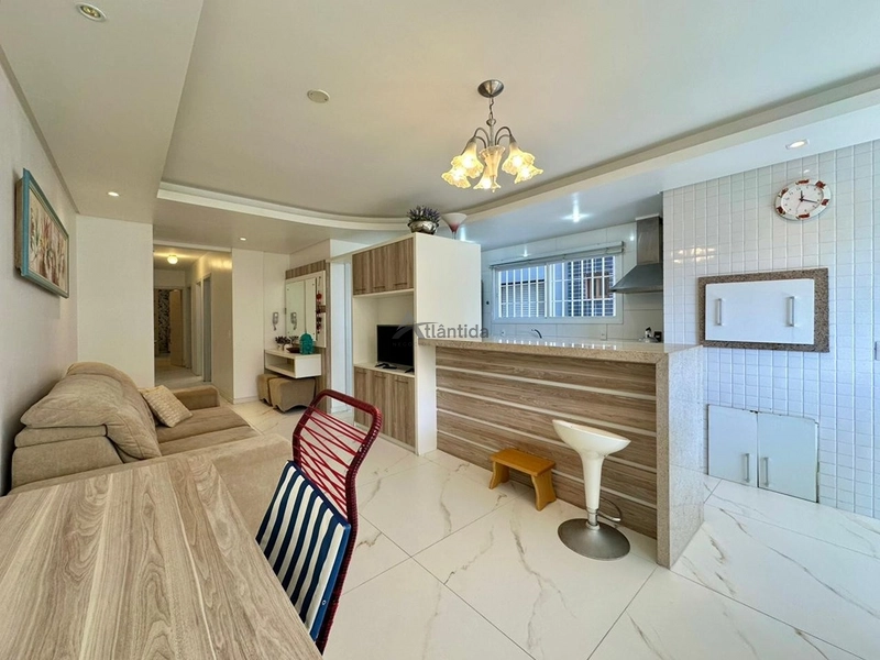 Apartamento mobiliado de frente para a Praça Flávio Boianovski, com 3 dormitórios, terraço amplo, churrasqueira, 110 m² privativos e excelente localização em Capão da Canoa.  CHAMADA CURTA: 5ª foto da galeria de imagens do imóvel