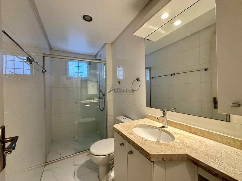 Apartamento mobiliado de frente para a Praça Flávio Boianovski, com 3 dormitórios, terraço amplo, churrasqueira, 110 m² privativos e excelente localização em Capão da Canoa.  CHAMADA CURTA: 12ª foto da galeria de imagens do imóvel