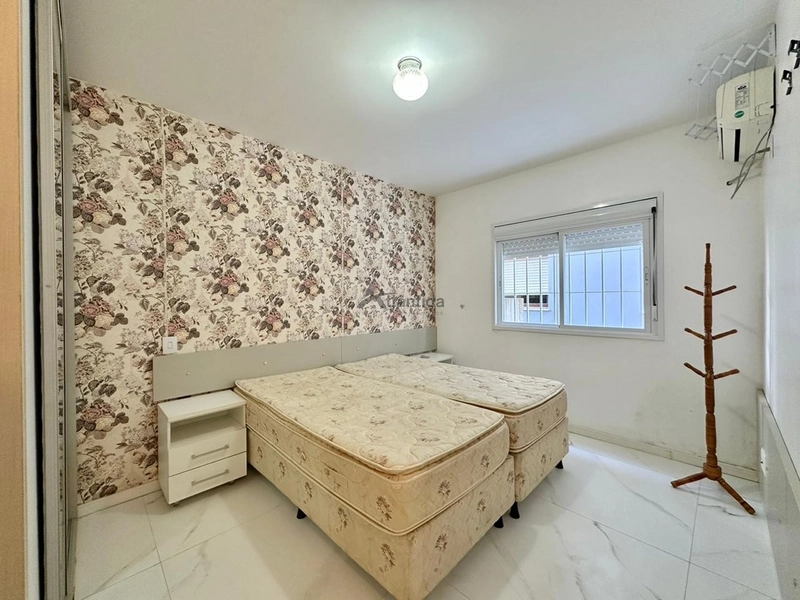 Apartamento mobiliado de frente para a Praça Flávio Boianovski, com 3 dormitórios, terraço amplo, churrasqueira, 110 m² privativos e excelente localização em Capão da Canoa.  CHAMADA CURTA: 13ª foto da galeria de imagens do imóvel