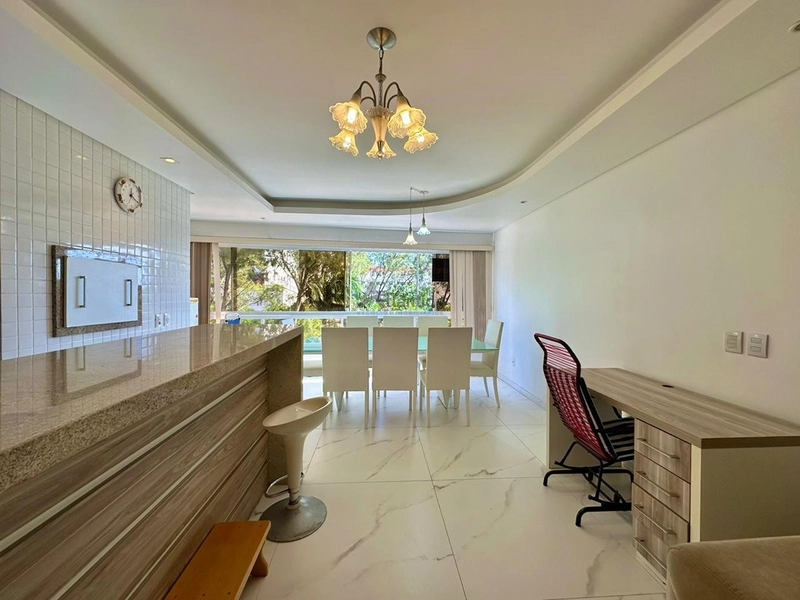 Apartamento mobiliado de frente para a Praça Flávio Boianovski, com 3 dormitórios, terraço amplo, churrasqueira, 110 m² privativos e excelente localização em Capão da Canoa.  CHAMADA CURTA: 3ª foto da galeria de imagens do imóvel