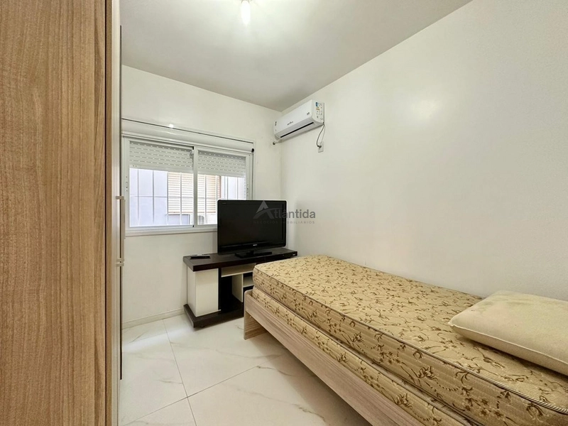 Apartamento mobiliado de frente para a Praça Flávio Boianovski, com 3 dormitórios, terraço amplo, churrasqueira, 110 m² privativos e excelente localização em Capão da Canoa.  CHAMADA CURTA: 15ª foto da galeria de imagens do imóvel