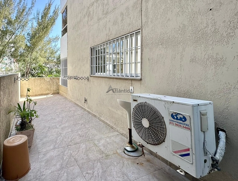 Apartamento mobiliado de frente para a Praça Flávio Boianovski, com 3 dormitórios, terraço amplo, churrasqueira, 110 m² privativos e excelente localização em Capão da Canoa.  CHAMADA CURTA: 10ª foto da galeria de imagens do imóvel