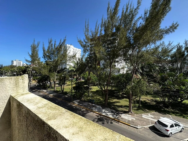 Apartamento mobiliado de frente para a Praça Flávio Boianovski, com 3 dormitórios, terraço amplo, churrasqueira, 110 m² privativos e excelente localização em Capão da Canoa.  CHAMADA CURTA: 11ª foto da galeria de imagens do imóvel