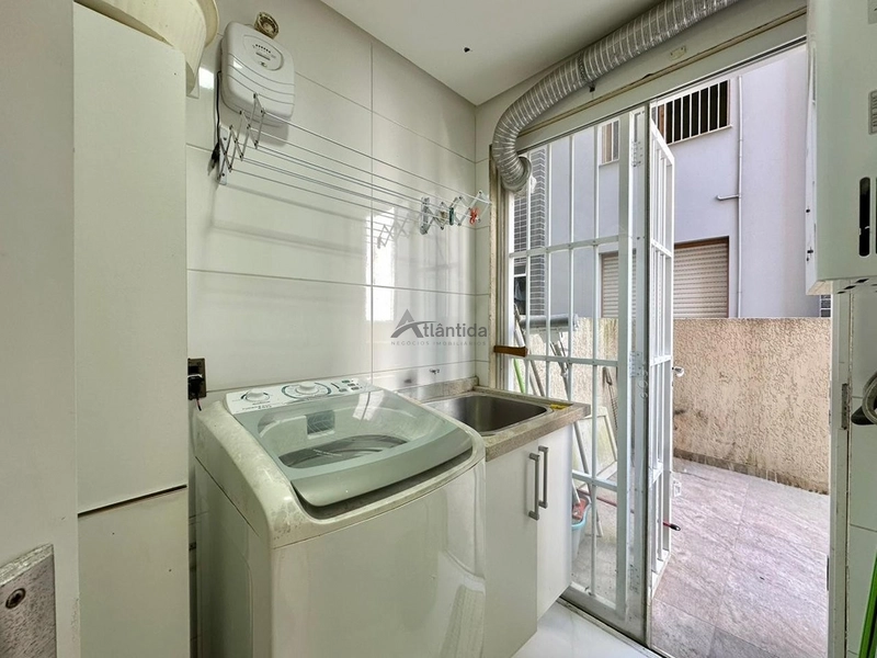 Apartamento mobiliado de frente para a Praça Flávio Boianovski, com 3 dormitórios, terraço amplo, churrasqueira, 110 m² privativos e excelente localização em Capão da Canoa.  CHAMADA CURTA: 9ª foto da galeria de imagens do imóvel