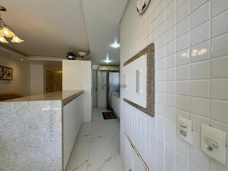 Apartamento mobiliado de frente para a Praça Flávio Boianovski, com 3 dormitórios, terraço amplo, churrasqueira, 110 m² privativos e excelente localização em Capão da Canoa.  CHAMADA CURTA: 6ª foto da galeria de imagens do imóvel