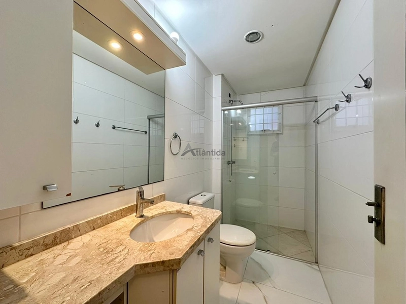 Apartamento mobiliado de frente para a Praça Flávio Boianovski, com 3 dormitórios, terraço amplo, churrasqueira, 110 m² privativos e excelente localização em Capão da Canoa.  CHAMADA CURTA: 16ª foto da galeria de imagens do imóvel