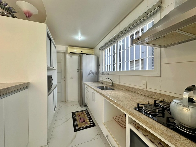 Apartamento mobiliado de frente para a Praça Flávio Boianovski, com 3 dormitórios, terraço amplo, churrasqueira, 110 m² privativos e excelente localização em Capão da Canoa.  CHAMADA CURTA: 7ª foto da galeria de imagens do imóvel