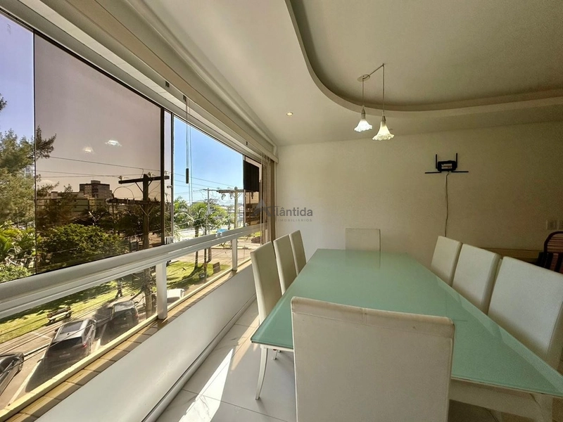 Apartamento mobiliado de frente para a Praça Flávio Boianovski, com 3 dormitórios, terraço amplo, churrasqueira, 110 m² privativos e excelente localização em Capão da Canoa.  CHAMADA CURTA: 2ª foto da galeria de imagens do imóvel