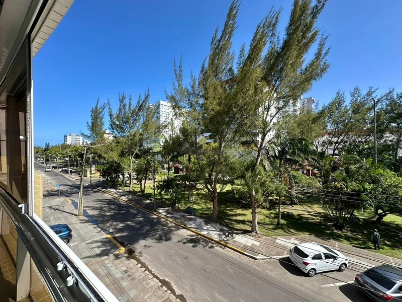 Apartamento mobiliado de frente para a Praça Flávio Boianovski, com 3 dormitórios, terraço amplo, churrasqueira, 110 m² privativos e excelente localização em Capão da Canoa.  CHAMADA CURTA: 18ª foto da galeria de imagens do imóvel