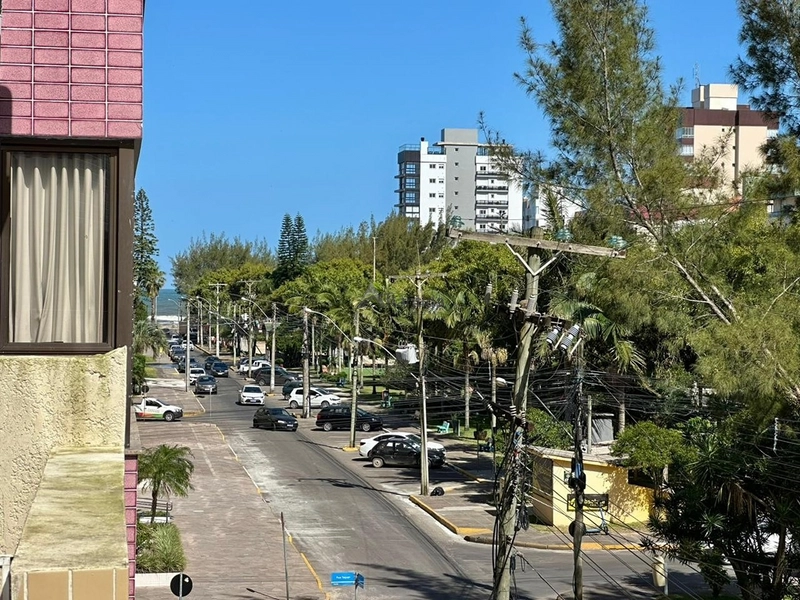 Apartamento mobiliado de frente para a Praça Flávio Boianovski, com 3 dormitórios, terraço amplo, churrasqueira, 110 m² privativos e excelente localização em Capão da Canoa.  CHAMADA CURTA: 14ª foto da galeria de imagens do imóvel