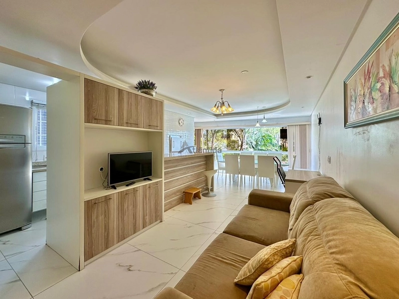 Apartamento mobiliado de frente para a Praça Flávio Boianovski, com 3 dormitórios, terraço amplo, churrasqueira, 110 m² privativos e excelente localização em Capão da Canoa.  CHAMADA CURTA: 4ª foto da galeria de imagens do imóvel