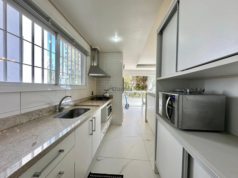 Apartamento mobiliado de frente para a Praça Flávio Boianovski, com 3 dormitórios, terraço amplo, churrasqueira, 110 m² privativos e excelente localização em Capão da Canoa.  CHAMADA CURTA: 8ª foto da galeria de imagens do imóvel