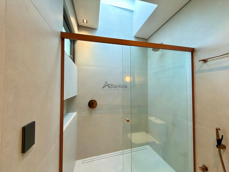 Sobrado no Amare Home Resort com 357,35 m², 5 suítes, piscina de concreto, espaço gourmet, mobiliário assinado e acabamentos de alto padrão em um dos condomínios mais completos do litoral.: 26ª foto da galeria de imagens do imóvel