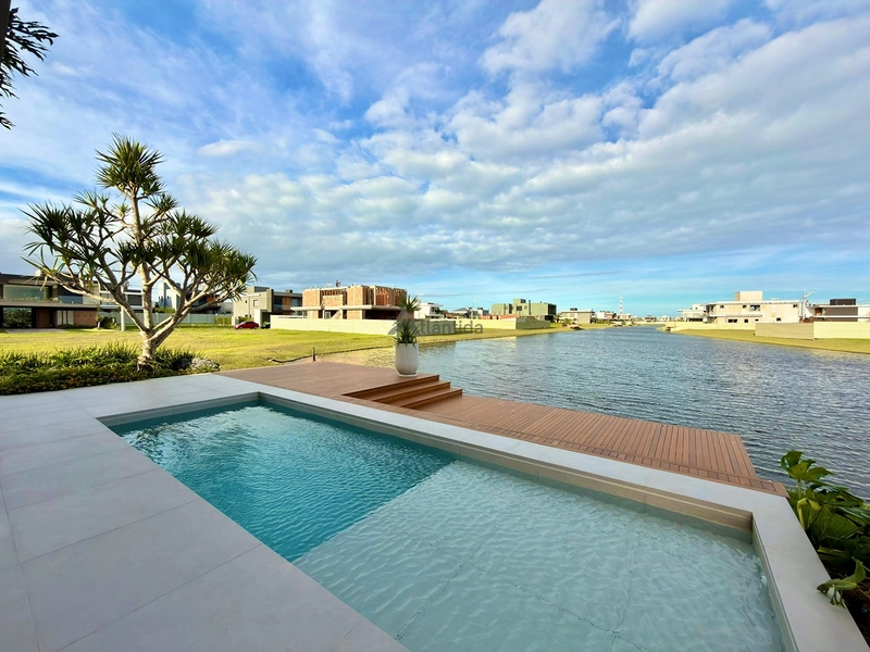 Sobrado no Amare Home Resort com 357,35 m², 5 suítes, piscina de concreto, espaço gourmet, mobiliário assinado e acabamentos de alto padrão em um dos condomínios mais completos do litoral.: 24ª foto da galeria de imagens do imóvel