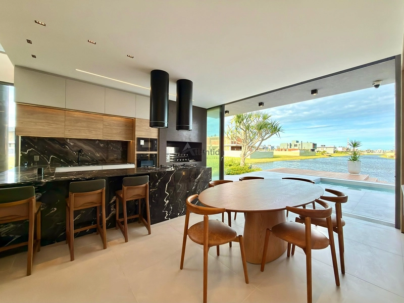 Sobrado no Amare Home Resort com 357,35 m², 5 suítes, piscina de concreto, espaço gourmet, mobiliário assinado e acabamentos de alto padrão em um dos condomínios mais completos do litoral.: 18ª foto da galeria de imagens do imóvel