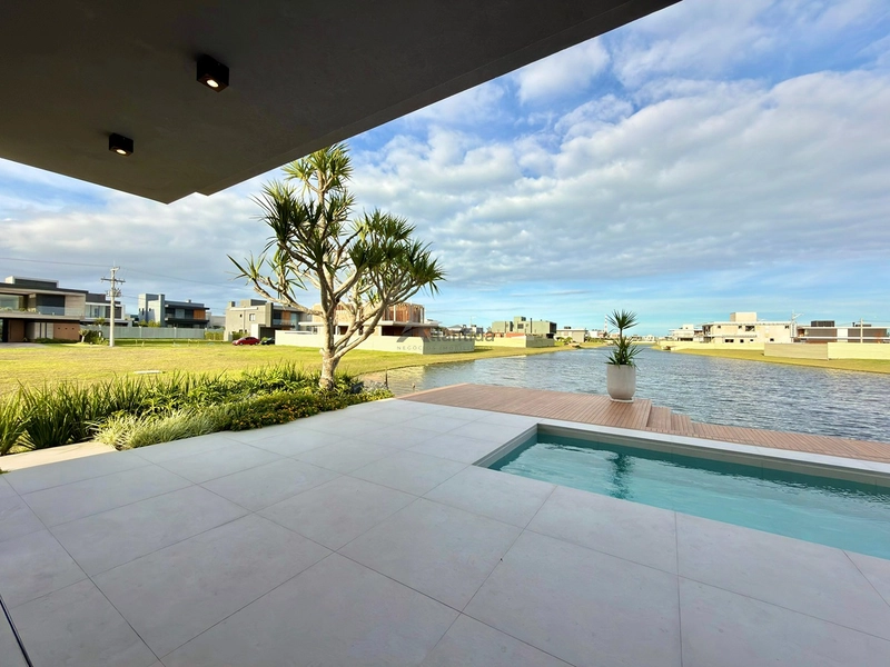 Sobrado no Amare Home Resort com 357,35 m², 5 suítes, piscina de concreto, espaço gourmet, mobiliário assinado e acabamentos de alto padrão em um dos condomínios mais completos do litoral.: 20ª foto da galeria de imagens do imóvel