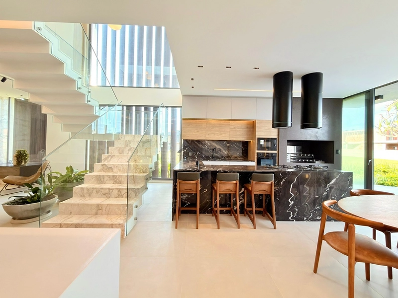 Sobrado no Amare Home Resort com 357,35 m², 5 suítes, piscina de concreto, espaço gourmet, mobiliário assinado e acabamentos de alto padrão em um dos condomínios mais completos do litoral.: 17ª foto da galeria de imagens do imóvel