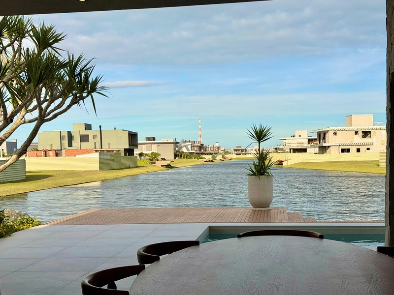 Sobrado no Amare Home Resort com 357,35 m², 5 suítes, piscina de concreto, espaço gourmet, mobiliário assinado e acabamentos de alto padrão em um dos condomínios mais completos do litoral.: 16ª foto da galeria de imagens do imóvel
