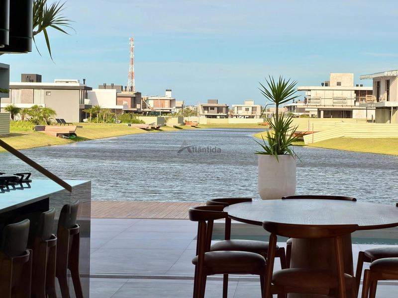 Sobrado no Amare Home Resort com 357,35 m², 5 suítes, piscina de concreto, espaço gourmet, mobiliário assinado e acabamentos de alto padrão em um dos condomínios mais completos do litoral.: 4ª foto da galeria de imagens do imóvel
