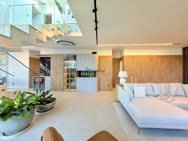 Sobrado no Amare Home Resort com 357,35 m², 5 suítes, piscina de concreto, espaço gourmet, mobiliário assinado e acabamentos de alto padrão em um dos condomínios mais completos do litoral.: 13ª foto da galeria de imagens do imóvel