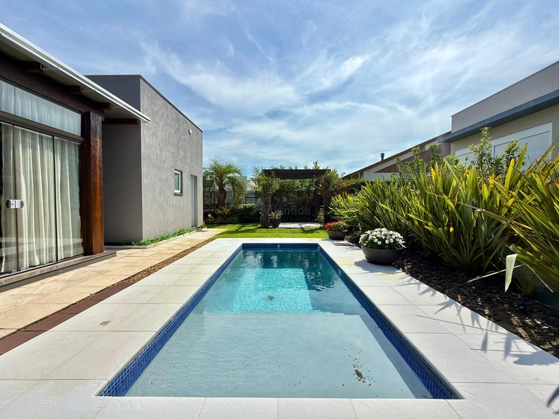 Casa no Condomínio Lagoa do Passo com 370 m², 6 dormitórios, piscina, living com lareira, mobiliada e condomínio náutico com acesso à lagoa.: 2ª foto da galeria de imagens do imóvel