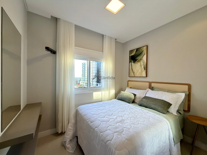 Apartamento de esquina na Zona Nova com 3 dormitórios, vista para o mar, sol da manhã, mobiliado e decorado, com 1 box para carro.: 3ª foto da galeria de imagens do imóvel