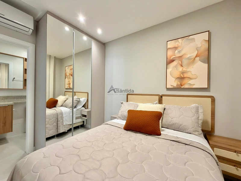 Apartamento de esquina na Zona Nova com 3 dormitórios, vista para o mar, sol da manhã, mobiliado e decorado, com 1 box para carro.: 10ª foto da galeria de imagens do imóvel