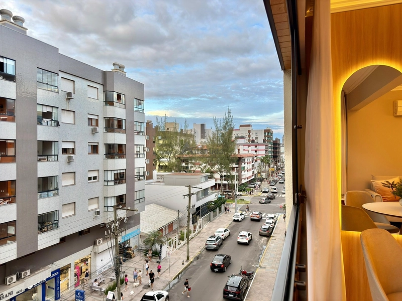 Apartamento no Centro de Capão da Canoa com 2 dormitórios, sacada de frente, churrasqueira, mobiliado e decorado, com box e depósito: 11ª foto da galeria de imagens do imóvel