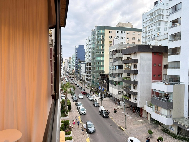 Apartamento no Centro de Capão da Canoa com 2 dormitórios, sacada de frente, churrasqueira, mobiliado e decorado, com box e depósito: 10ª foto da galeria de imagens do imóvel
