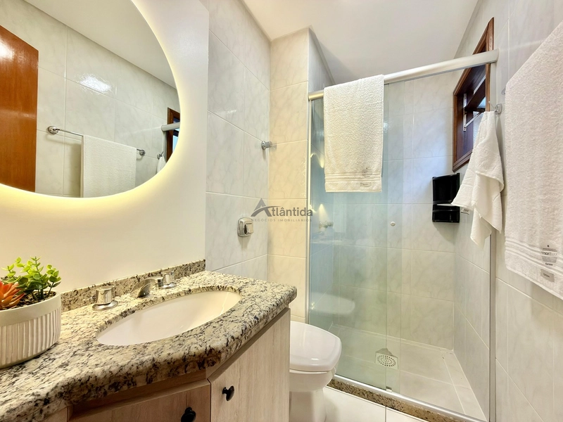 Apartamento no Centro de Capão da Canoa com 2 dormitórios, sacada de frente, churrasqueira, mobiliado e decorado, com box e depósito: 20ª foto da galeria de imagens do imóvel